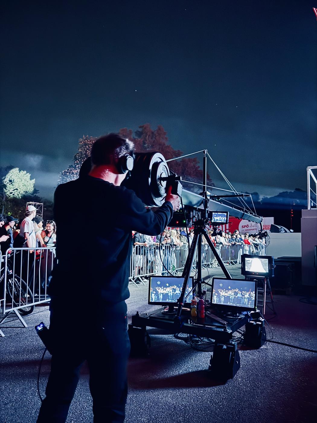 Kamerakran Outdoor-Event bei Nacht